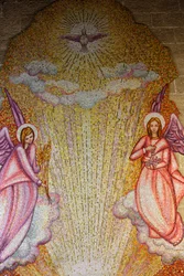 Mosaico en la iglesia del Sagrado Corazón de Jesús: ángeles y Espíritu Santo, Gallipoli, Italia