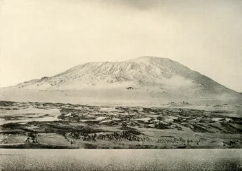 Monte Erebus...El viejo cráter a la izquierda, c1908, 1909