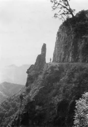 Montañas entre Kalsi y Chakrata, India, 1917