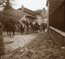 Soldados franceses montados con artillería, c1914-c1918