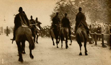 Policía montada cargando con bastones a los manifestantes, protestas por el Means Test, Hyde Park, Londres, 1932, 1933
