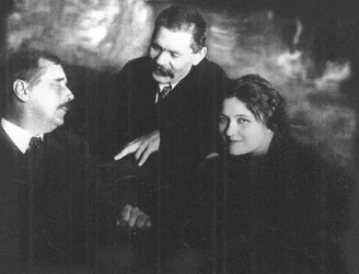 Moura Budberg con Herbert George Wells y Maxim Gorky en Petrogrado
