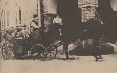 Moura Budberg con su primer esposo von Benckendorf en un carruaje en su finca estonia, 1912