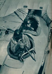 Cañón móvil de un avión de combate biplaza, c1935 c1937