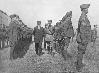 El Sr. Asquith inspeccionando el Royal Flying Corps, 1915