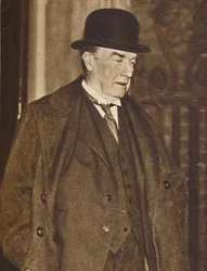 El Sr. Baldwin saliendo del No. 10 para visitar al Rey Eduardo en The Fort, 5 de diciembre de 1936, 1937