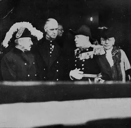 El Sr. Churchill en el Palacio de St. James para una reunión de Consejeros Privados, 1936