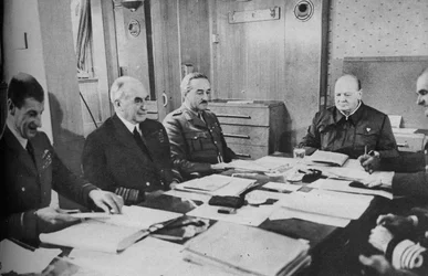 Mr Churchill en una conferencia a bordo del barco, 1943-1944