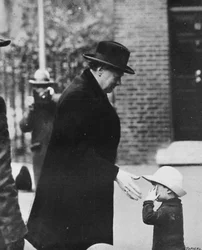 El Sr. Churchill asistiendo a una reunión del gabinete durante la huelga general de 1926, 1926, 1945
