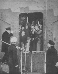 El Sr. Churchill hace el signo de la V a los miembros del barco que vitorean, 1943-1944