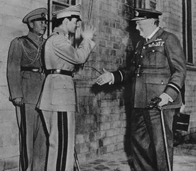 El Sr. Churchill es recibido por el Shah de Persia, 1943