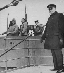 El Sr. Churchill con una tripulación de armas británica y americana, 1943-44