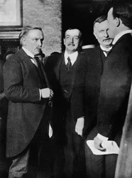 El Sr. Lloyd George, el Sr. Runciman y el Sr. Henderson en el Park Hotel, Cardiff, después de su entrevista