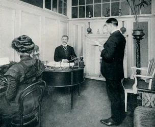 El Sr. Sandow atendiendo su correspondencia diaria, c1898