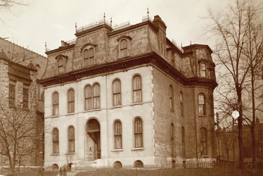 Residencia de la Sra. Fred Paramore (de soltera Nellie Haseltine). Lado norte de Pine Street, al este de Twenty-eighth Street