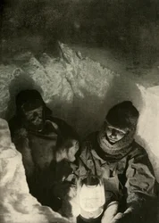 Murray y Priestley bajando por un pozo excavado en Green Lake, c1908, 1909