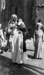 Mujer musulmana y niño, Irak, 1917-1919