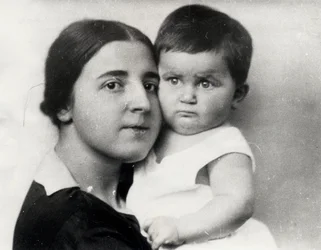 Nadezhda Alliluyeva, segunda esposa de Josef Stalin, y su hija Svetlana Alliluyeva, 1927