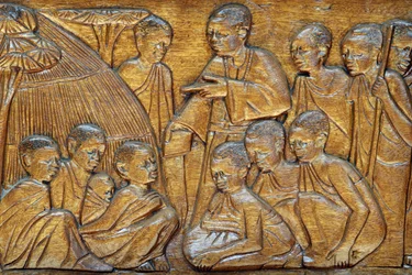 Santuario de los mártires católicos de Namugongo, Kampala. Relieve de la puerta de la iglesia