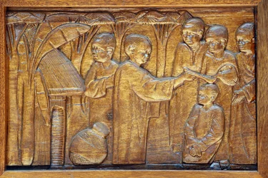 Santuario de los mártires católicos de Namugongo, Kampala. Relieve de la puerta de la iglesia, 20160217, Kampala, Uganda