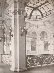 Biblioteca Nacional: un rincón de la galería con vistas a la sala pública de lectura, 1914