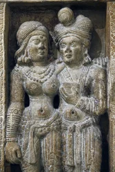 Museo Nacional de la India, Delhi. Pareja de enamorados. Shunga. Siglo II. Amin, Haryana. Piedra. Detalle. India.