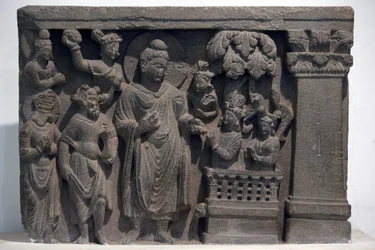 Museo Nacional, Nueva Delhi. Buda con Naga-Kalika. Gandhara, siglo II d. C. Piedra. Préstamo del Mayo College Museum, Ajmer. India.