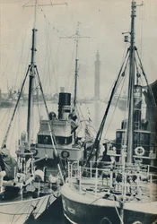 Arrastrero Naval, HMS Liffy junto a un barco pesquero de Grimsby en los muelles de Grimsby, 1937