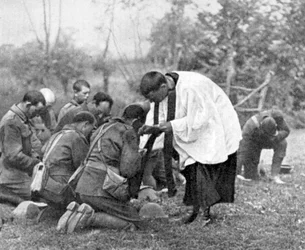 Tropas de Nueva Zelanda tomando la Sagrada Comunión, Primera Guerra Mundial