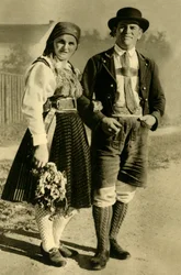 Recién casados en traje tradicional, Carintia, Austria, c1935