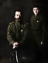 Nicolás II, Zar de Rusia y su hijo, Alexei, en uniforme militar, 1915