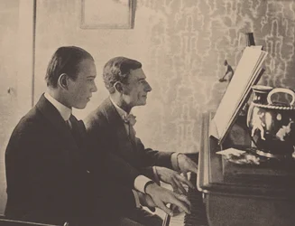 Nijinsky y Maurice Ravel al piano tocando una partitura de Daphnis y Chloe, 1912