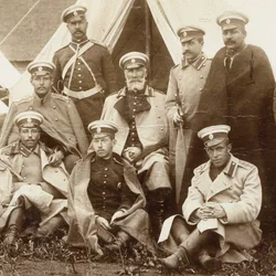 Nikolai Nikolaevich, príncipe Odoevsky-Maslov en el medio con los oficiales de la Guardia de Vida Cava