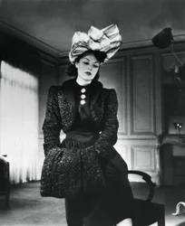Conjunto de Nina Ricci usado por la modelo Gabrielle, Francia, enero de 1943