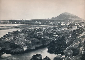 North Berwick - Desde las rocas, mostrando North Berwick Law, 1895