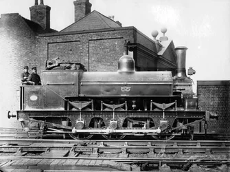 Locomotora de vapor 0-6-0 de North Staffordshire con maquinista y fogonero en la plataforma, siglo XIX