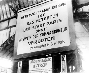 Aviso en una estación de tren en París ocupada por los alemanes, 17 de julio de 1940