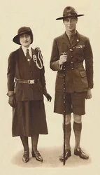 De camino a una reunión de Scouts y Guías, c1931 1937