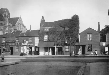 Viejas Cabañas en Merton Road, Tooting, c. 1890, 1912