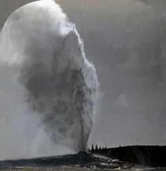 Old Faithful, reina de los géiseres, Parque Nacional de Yellowstone, Wyoming, Estados Unidos, 1904.