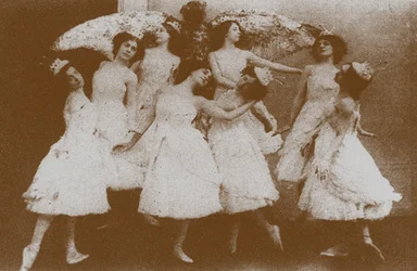 Olga Preobrajenskaya como Odette con cisnes en el ballet El lago de los cisnes