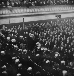 El 27 de enero, el Sr. Churchill se dirigió a una audiencia en Free Trade Hall, Manchester, 1913, 1945