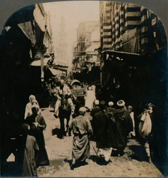 En El Choir, una calle estrecha en el barrio del bazar árabe de El Cairo, Egipto, 1903
