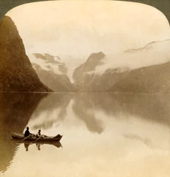En el lago sombrío Olden, entre montañas cubiertas de nubes, hacia el glaciar Maelkevold, Noruega, 1905