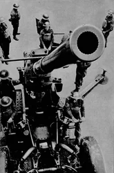 ¡En el blanco! - Un destacamento de cañón de 3.7 pulgadas en práctica de batalla, 1943