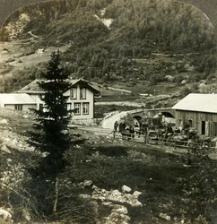 En la pintoresca carretera de Telemarken - cambiando caballos en la estación de Grundesbro skyds, Noruega, c1905