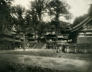 Uno de los muchos templos en Nikko, Japón, un sitio de peregrinación de santuarios sagrados, 1936