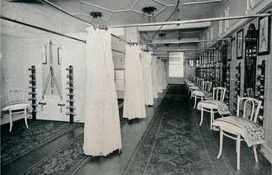 Una de las amplias salas de ejercicio, c1898