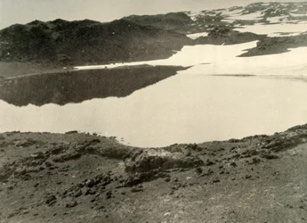 Agua abierta en el lago verde en verano