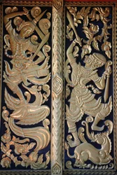 Puerta ornamentada del templo en Wat Chedi Luang, Chiang Mai, Tailandia